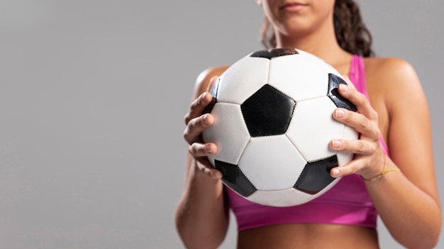 mujer-primer-plano-balon-futbol_23-2148298851